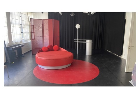 Décors théâtre lit rond rouge paravent et grand miroir