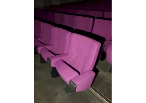 Fauteuils auditorium violets avec tablette