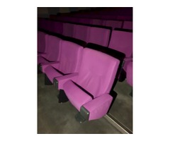 Fauteuils auditorium violets avec tablette