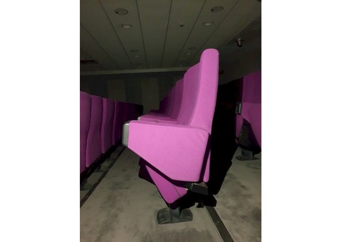 Fauteuils auditorium violets avec tablette